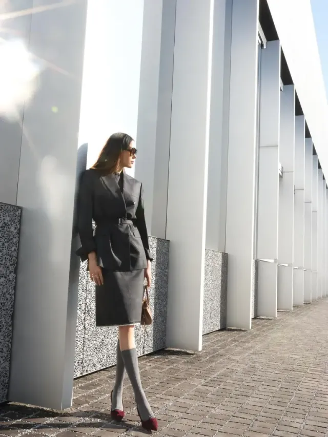 프라다 FW26, 슈트 셋업 | 런웨이 진출이 시급해 보이는 완벽한 테일러링과 포즈 /사진=구아이링 인스타그램