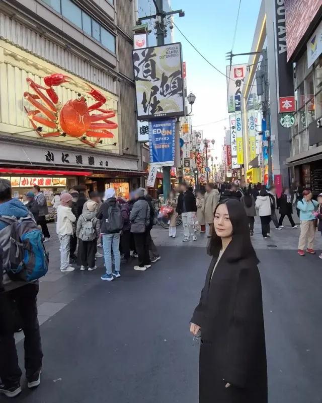 블랙 롱 코트 | 도톤보리의 번잡함을 단숨에 정돈하는 차분하고 미니멀한 여행자의 에티튜드 /사진=손여은 인스타그램