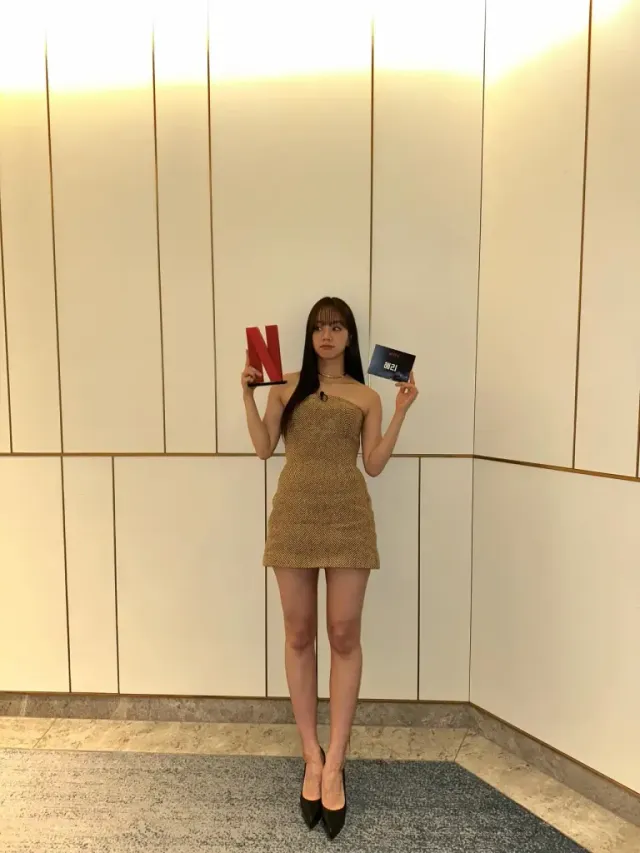 넷플릭스 레드 포인트 | 베이지 톤의 룩에 강렬한 레드 소품을 더해 완성한 감각적인 컬러 대비 /사진=혜리 인스타그램