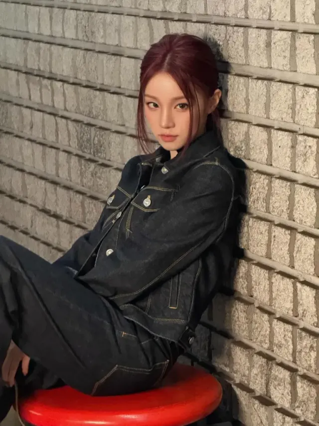 워크웨어의 변신 | 거친 데님 소재를 페미닌하게 풀어낸 우기의 패션 센스 /사진=우기 인스타그램