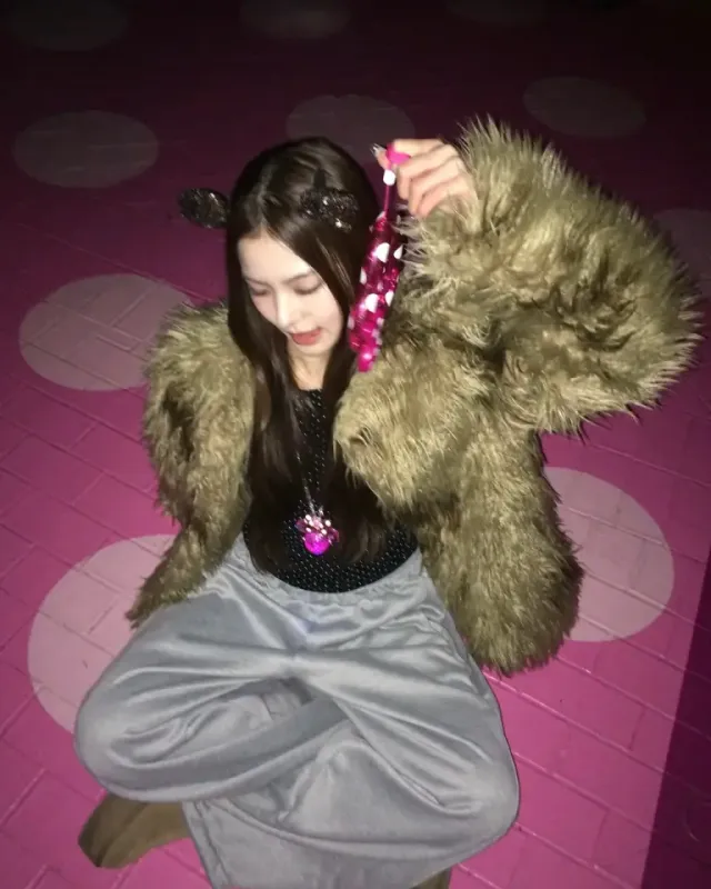 하트 포인트 룩 | 핑크 하트 프레임과 미니 마우스 귀로 완성한 키치한 감성/사진=이즈나 인스타그램