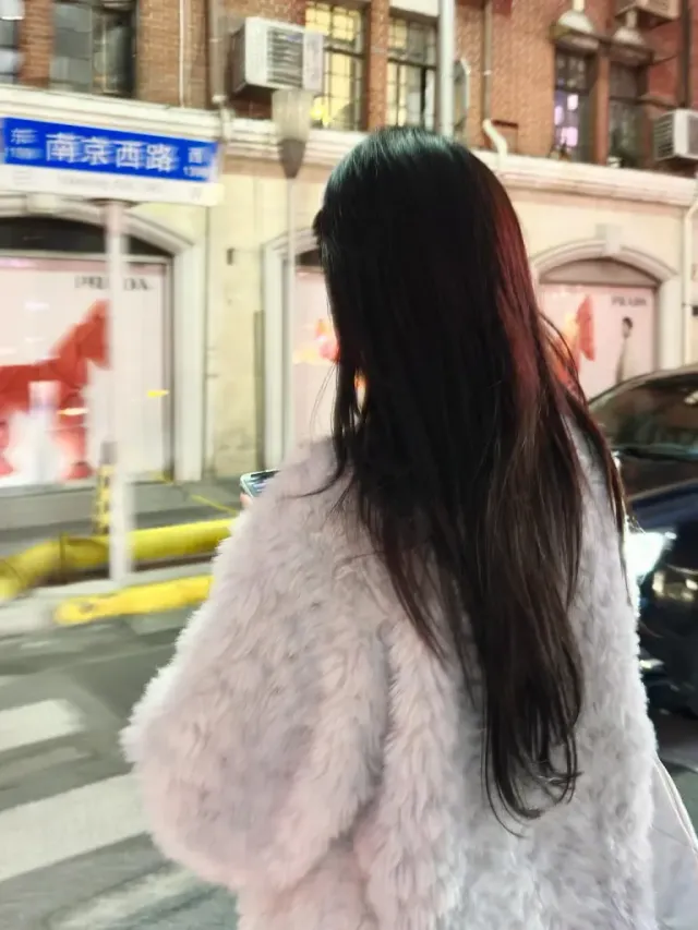 퍼 재킷 스타일링 | 몽글몽글한 텍스처로 완성한 포근하고 우아한 윈터 룩 /사진=이유비 인스타그램