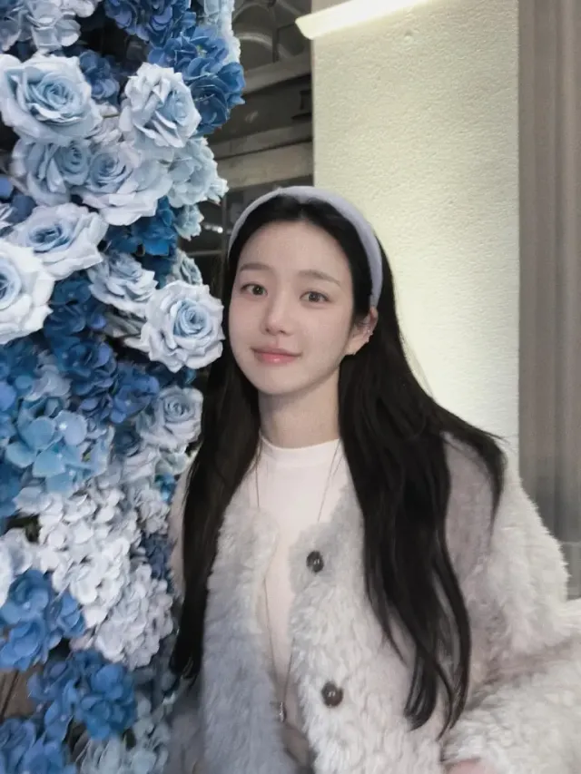 톤온톤 데일리룩 | 그레이와 블루의 조화로 연출한 세련된 스트릿 스타일 /사진=이유비 인스타그램