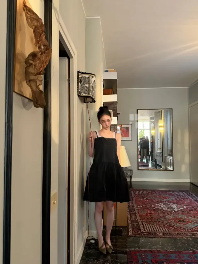 도넛 먹방 모먼트 | 화려한 패션과 대비되는 카리나의 귀여운 일상 /사진=에스파 카리나 인스타그램