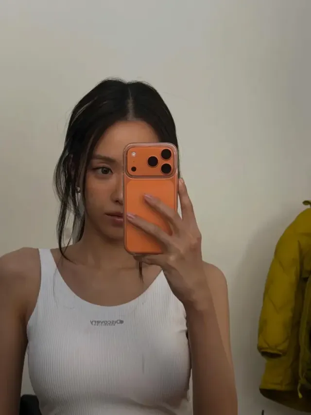 애슬레저 룩 | 화이트 크롭 탑으로 드러낸 선명한 복근 라인의 정석 /사진=손나은 인스타그램