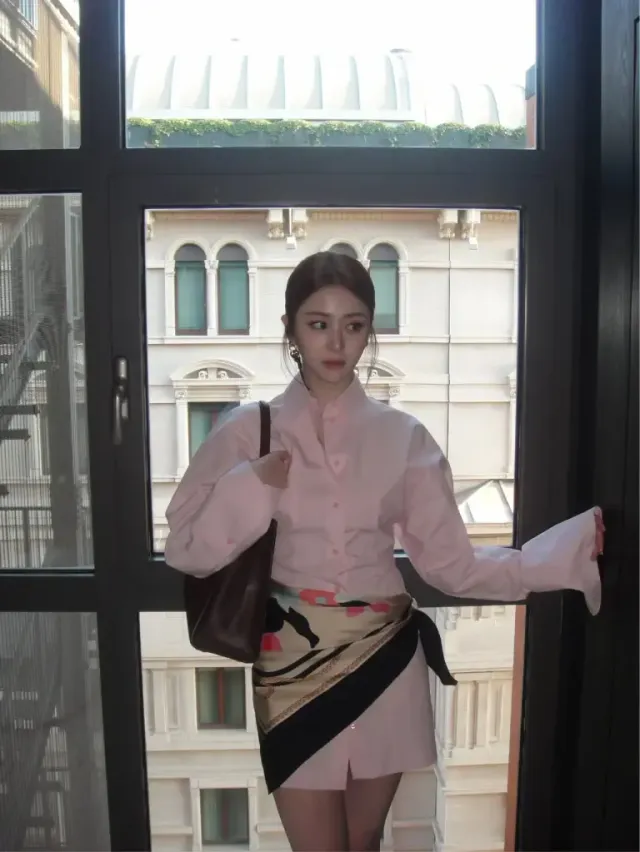 펜디 실크 스카프 | 스카프를 스커트처럼 연출한 허윤진만의 대담한 스타일링 가이드 /사진=허윤진 인스타그램