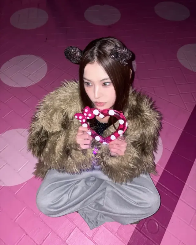 젠지 바이브 | 핑크빛 바닥 위에서 무심하게 뿜어내는 마이만의 독보적인 아우라 /사진=이즈나 인스타그램