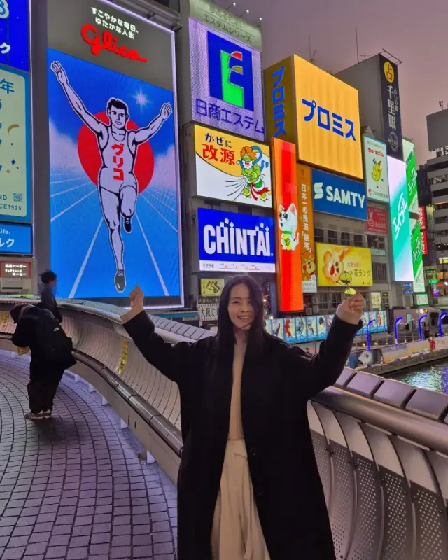 모노톤 트래블 룩 | 글리코상 앞에서도 기죽지 않는 유쾌하고 자유로운 에너지의 정점 /사진=손여은 인스타그램