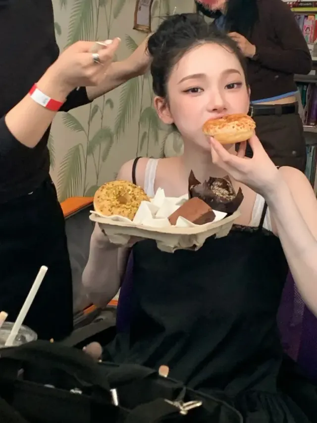 볼륨 스커트 룩 | 성숙함과 소녀스러움이 공존하는 우아한 실루엣 /사진=에스파 카리나 인스타그램