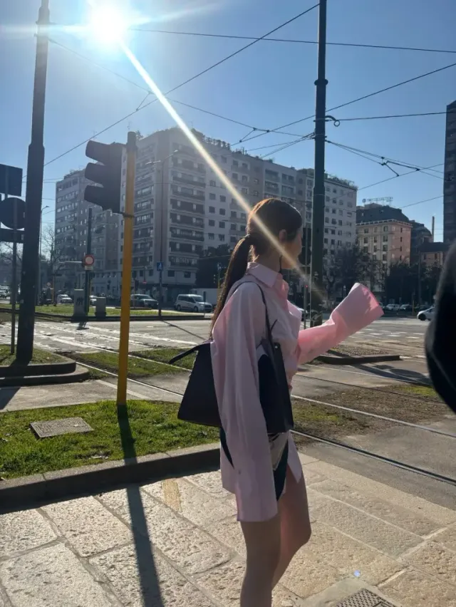 클래식 숄더백 | 핑크와 브라운의 조화로 완성한 세련된 이탈리안 시티룩 /사진=허윤진 인스타그램