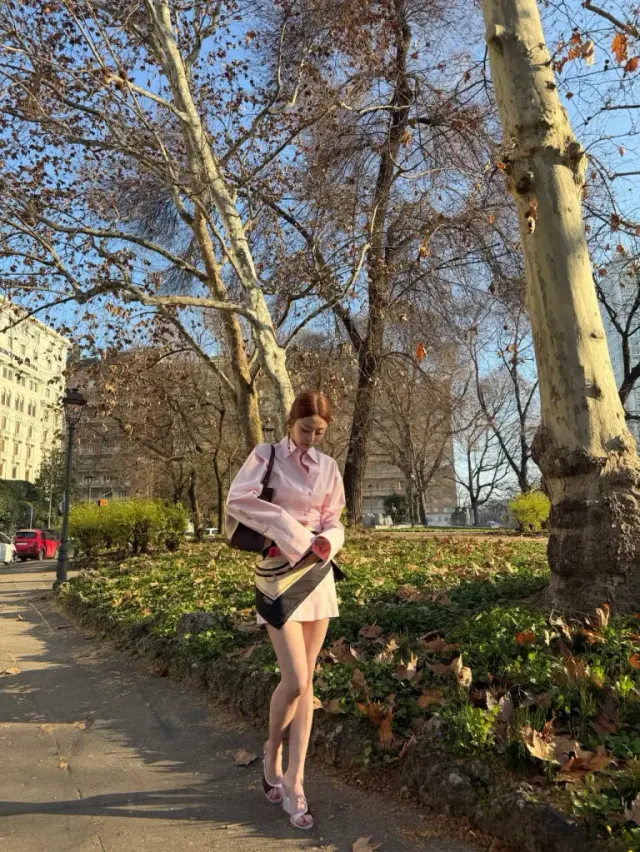 오버사이즈 핑크 셔츠 | 밀라노 햇살을 머금은 채 완성한 감각적인 하의 실종 룩 /사진=허윤진 인스타그램