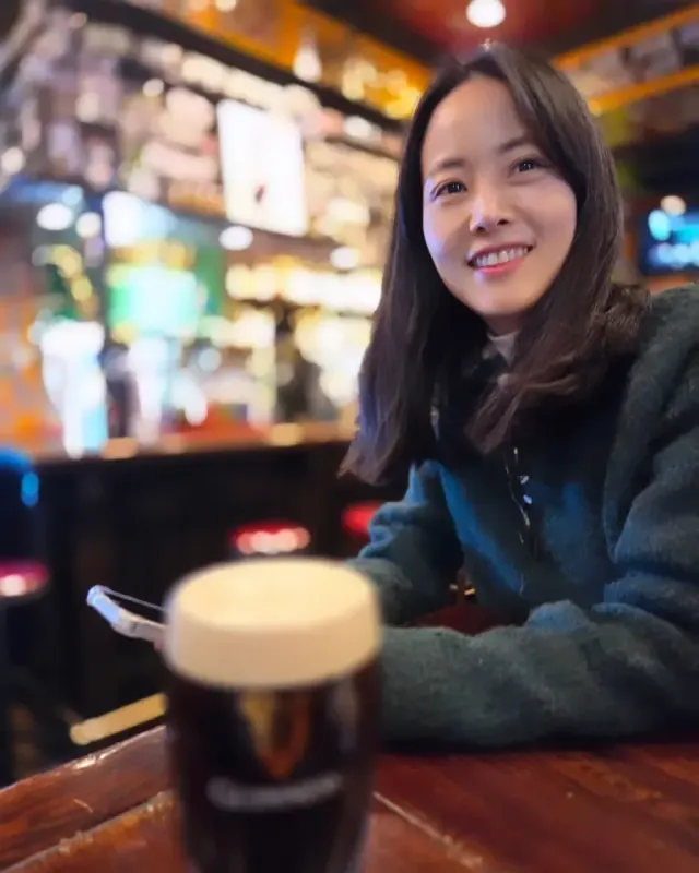 딥 그린 테디 니트 | 흑맥주의 깊은 풍미와 어우러지는 포근하고 안락한 바 무드의 스타일링 /사진=손여은 인스타그램