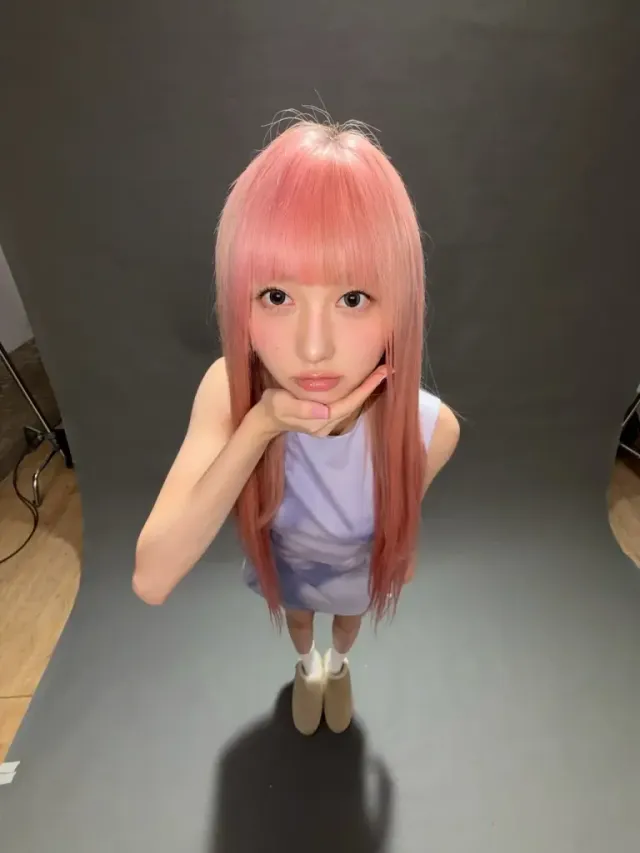 과일 네일 아트 | 핑크 헤어와 블루 아우터 사이의 키치한 연결고리 /사진=아이브 가을 인스타그램