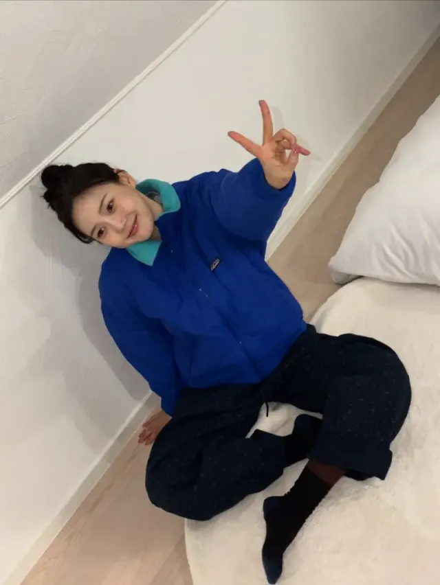 배색 삭스 스타일링 | 감각적인 양말 선택으로 완성한 귀여운 