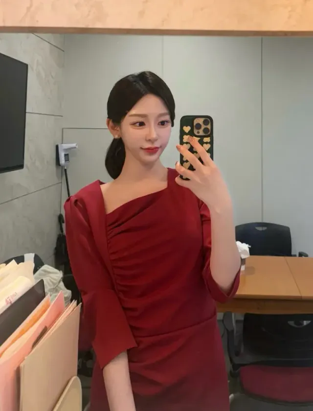 와인 레드 드레스 | 비대칭 셔링 디테일로 고혹적인 분위기를 극대화한 레드 룩 /사진=김민지 인스타그램