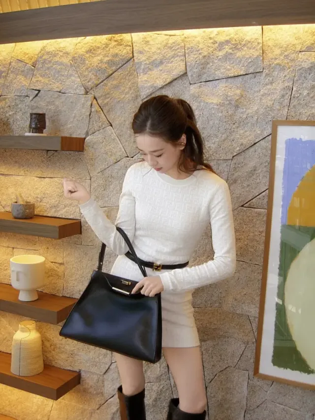 펜디 로고 드레스 | 톤온톤 로고 패턴으로 완성한 슬림한 실루엣의 미니멀 룩 /사진=손연재 인스타그램