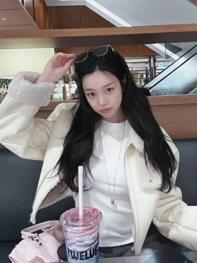 너드미 선글라스, 실버 네크리스 | 수수한 티셔츠 위로 얹은 감각적인 액세서리 레이어드 /사진=이유비 인스타그램