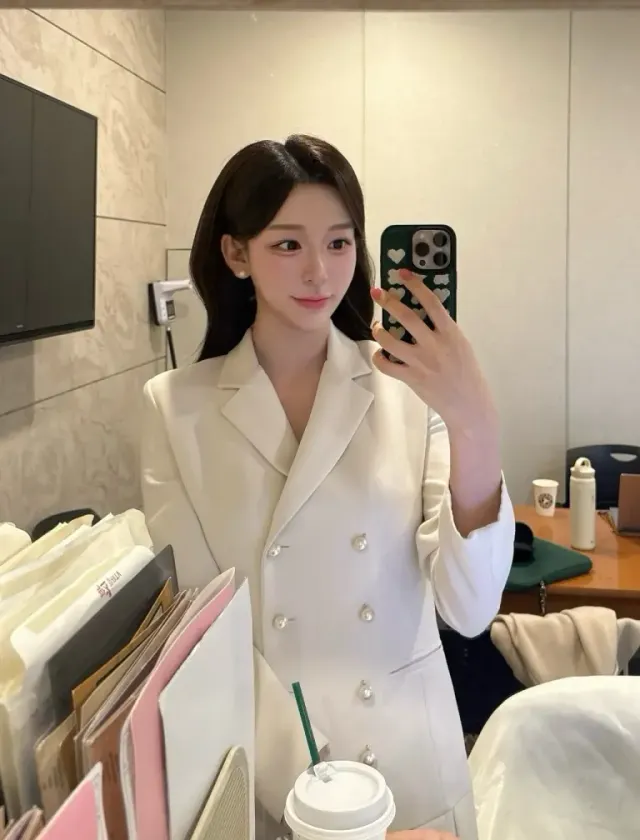 진주 화이트 슈트 | 클래식한 화이트 재킷에 진주 디테일을 더한 커리어우먼의 정석 /사진=김민지 인스타그램