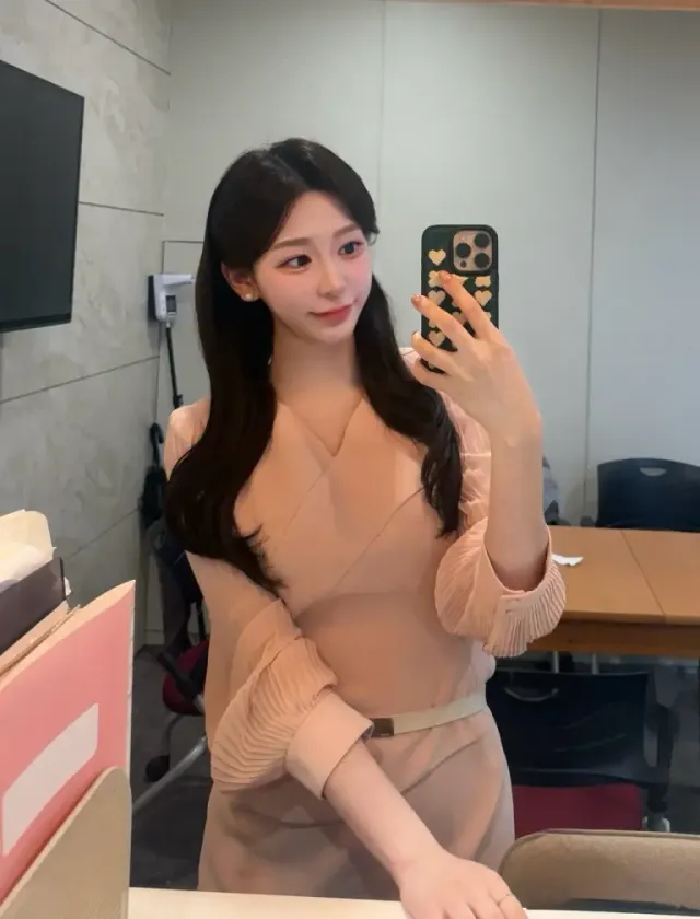 플리츠 베이지 | 우아한 플리츠 소매와 벨티드 라인으로 완성한 여신 실루엣 /사진=김민지 인스타그램