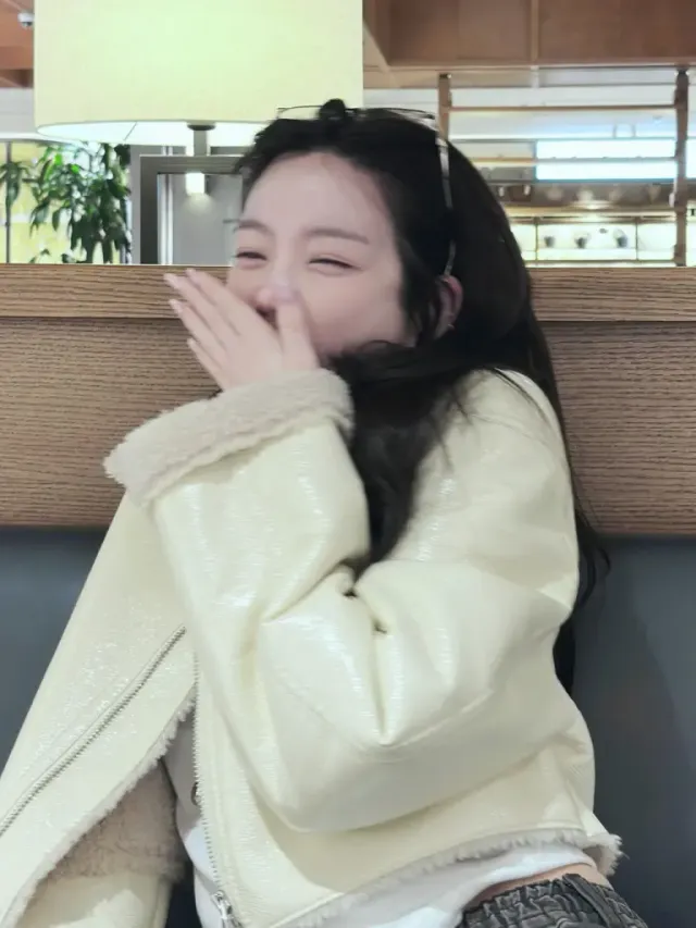 에나멜 무스탕, 시어링 재킷 | 광택감 넘치는 소재로 완성한 독보적인 윈터 아우터 스타일링 /사진=이유비 인스타그램