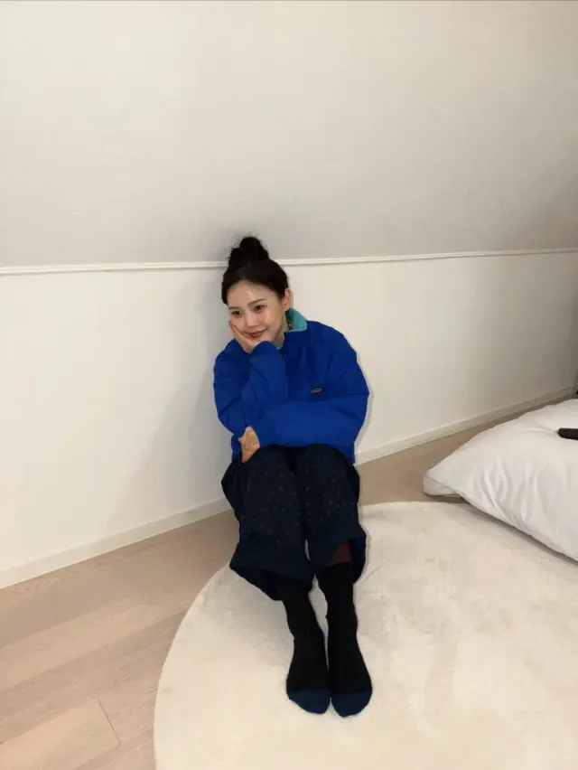 블루 패딩 점퍼 | 비비드한 블루 컬러로 안색을 화사하게 살린 내추럴 홈웨어 /사진=효정 인스타그램