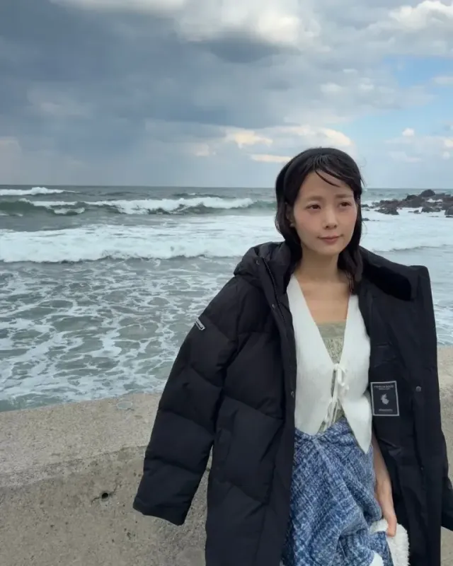 리본 가디건 & 플로럴 믹스 | 소녀스러운 디테일과 데님의 반전 조합이 선사하는 리듬감 /사진=손여은 인스타그램