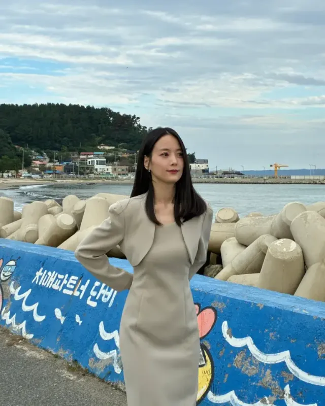 오버사이즈 블랙 패딩 | 실용성과 스타일을 동시에 잡은 리얼 웨이 해안가 코디 /사진=손여은 인스타그램