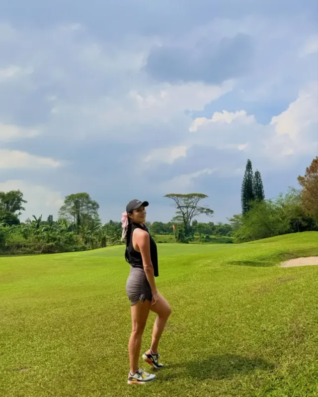 나이키 캡 & 핑크 리본 | 스포티한 캡과 러블리한 리본의 반전 매력 레이어링 /사진=정아름 인스타그램