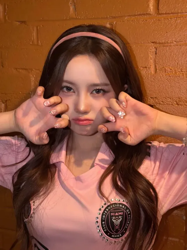 키치 네일 아트 | 곰돌이와 하트로 완성한 손끝의 미학 /사진=엘리시아 인스타그램