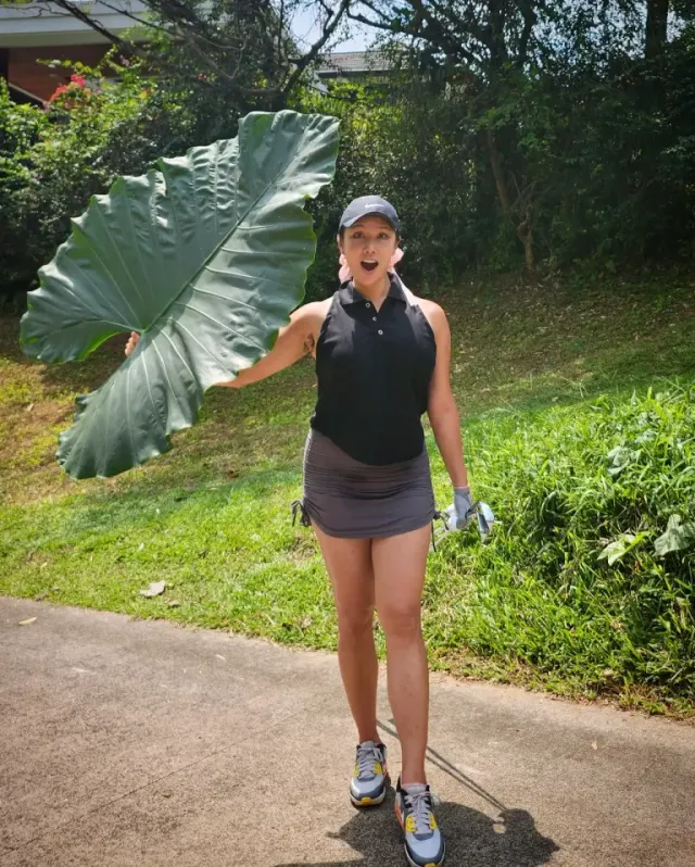 블랙 홀터넥 & 셔링 스커트 | 필드의 정석을 살짝 비튼 감각적인 블랙 & 그레이 셋업 /사진=정아름 인스타그램