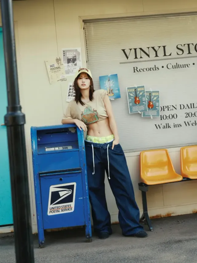 크롭 티셔츠 & 로우 라이즈 | 탄탄한 복근과 대담한 연출로 완성한 스트릿 퀸의 자태 /사진=모모 인스타그램