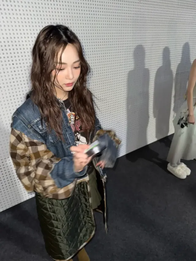 #퀼팅스커트 #웨스턴부츠 | 겨울의 온기를 품은 카키 퀼팅과 거친 스웨이드 부츠의 절묘한 조화 /사진=한재인 인스타그램