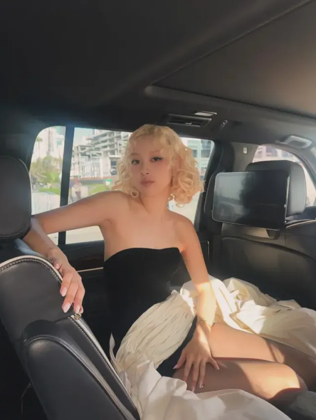 블랙 튜브톱 드레스 | 리무진 안에서 여유로운 포즈로 럭셔리한 분위기를 자아내는 로제 /사진=로제 인스타그램