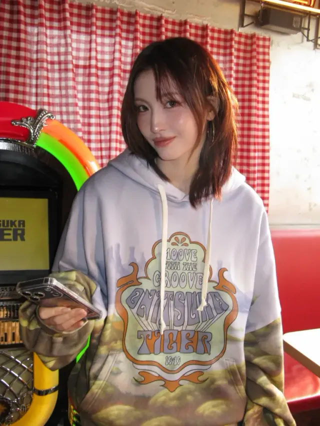그래픽 후디 | 나른한 눈빛과 빈티지한 주크박스가 만들어낸 시네마틱 무드 /사진=모모 인스타그램