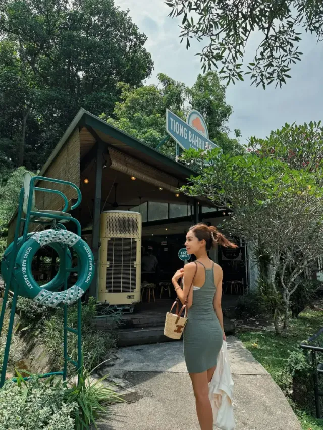 어반 사파리 룩 | 고풍스러운 건축물 앞에서도 기죽지 않는 김희정의 탄탄한 드레스 핏 /사진=김희정 인스타그램