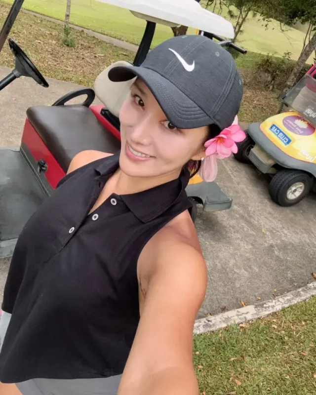 트로피컬 무드 | 대자연의 초록과 완벽하게 어우러지는 건강미 넘치는 미소 /사진=정아름 인스타그램