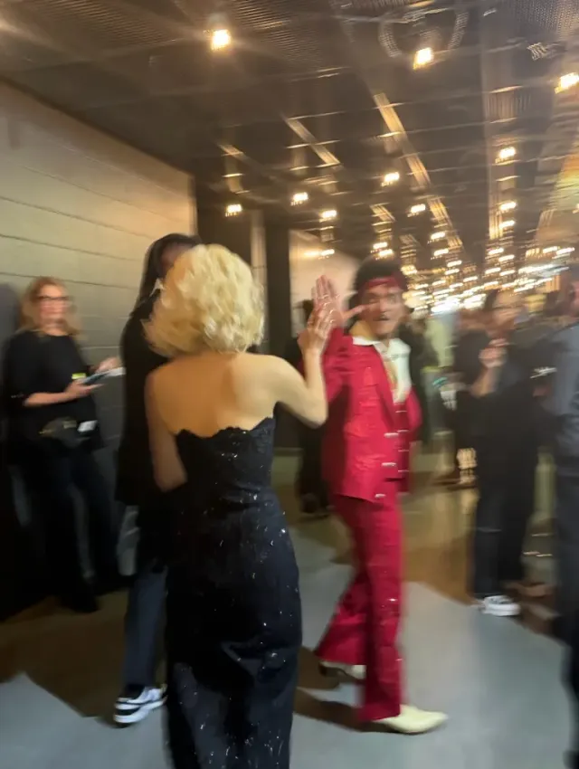 락스타의 조우 | 레드 수트의 브루노 마스와 경쾌한 하이파이브를 나누는 찰나 /사진=로제 인스타그램