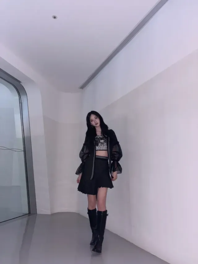 올 블랙 윈터 룩 | 시크한 눈빛과 완벽한 비율로 완성한 고혹적인 분위기 /사진=서이 인스타그램