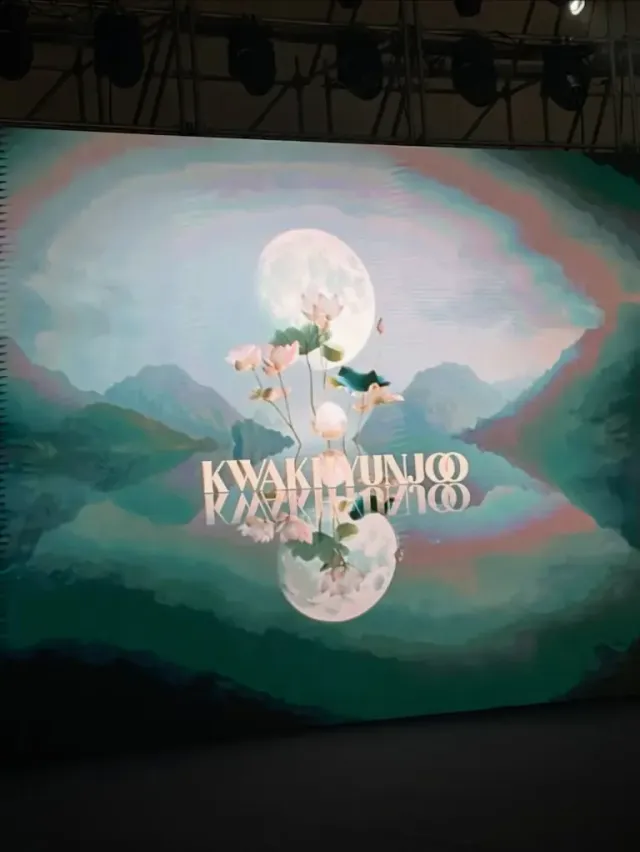 블랙 트위드 셋업 | 몽환적인 백스테이지를 장악한 서이의 독보적인 비주얼 /사진=서이 인스타그램