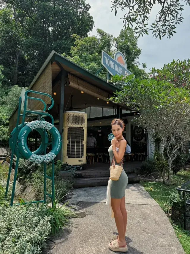 홀터넥 미니 드레스 | 구릿빛 피부를 더욱 돋보이게 하는 카키 컬러의 탁월한 선택 /사진=김희정 인스타그램