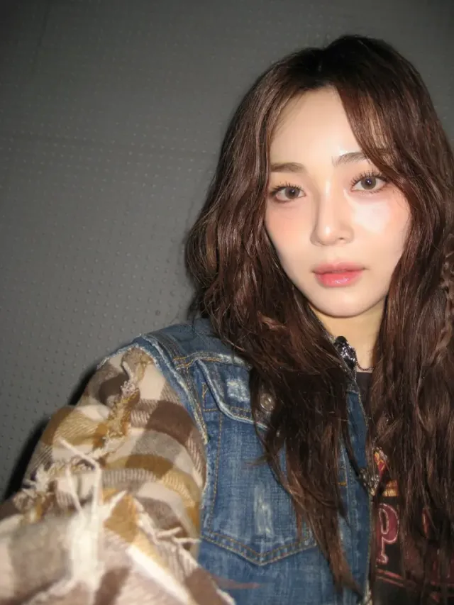 #데님믹스매치 #타탄체크 | 거친 데님과 부드러운 체크의 경계를 허문 해체주의적 상의 스타일링 /사진=한재인 인스타그램