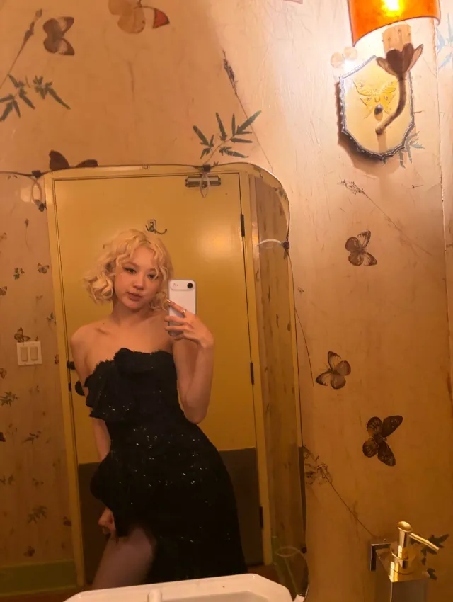 금발의 바비 | 화려한 컬 헤어와 완벽한 메이크업으로 인형 비주얼을 완성한 클로즈업 /사진=로제 인스타그램