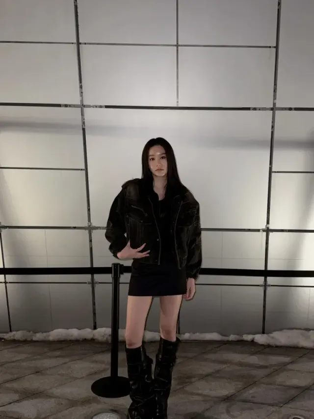 다크 워싱 데님 | 거친 질감의 재킷을 걸치고 카메라를 응시하는 독보적 아우라 /사진=박유나 인스타그램