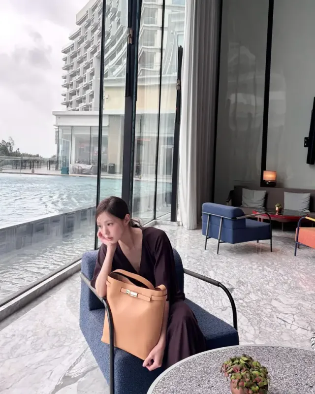 롱샴 르 스마트 백 | 휴양지 룩의 완성도를 높여주는 고급스러운 가죽 텍스처 /사진=채수빈 인스타그램