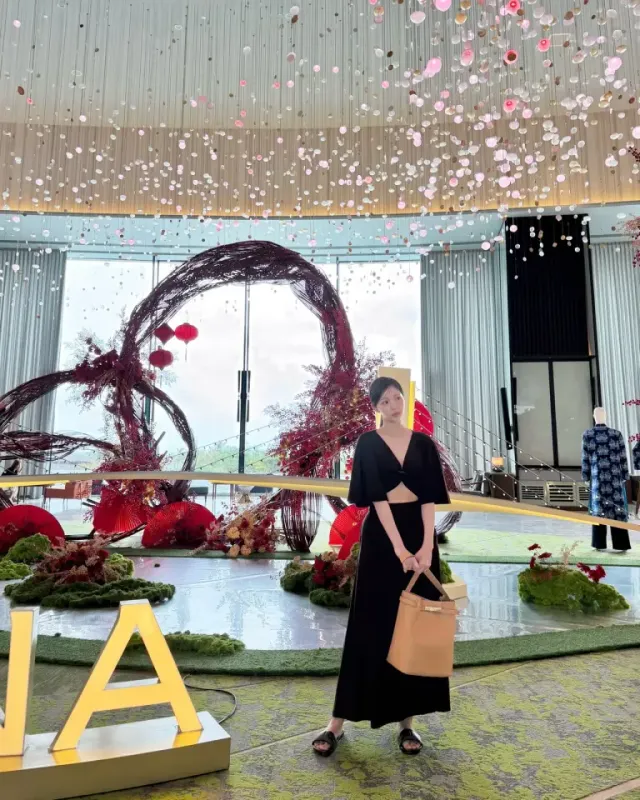 올 블랙 리조트 룩 | 과감한 노출과 차분한 컬러의 완벽한 밀당 /사진=채수빈 인스타그램