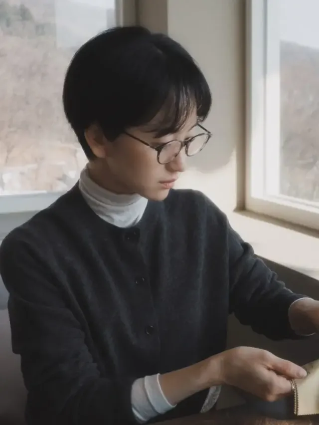 차콜 가디건 & 안경 | 지적인 너드미를 완성하는 숏컷 여신의 작업실 룩 /사진=원진아 인스타그램