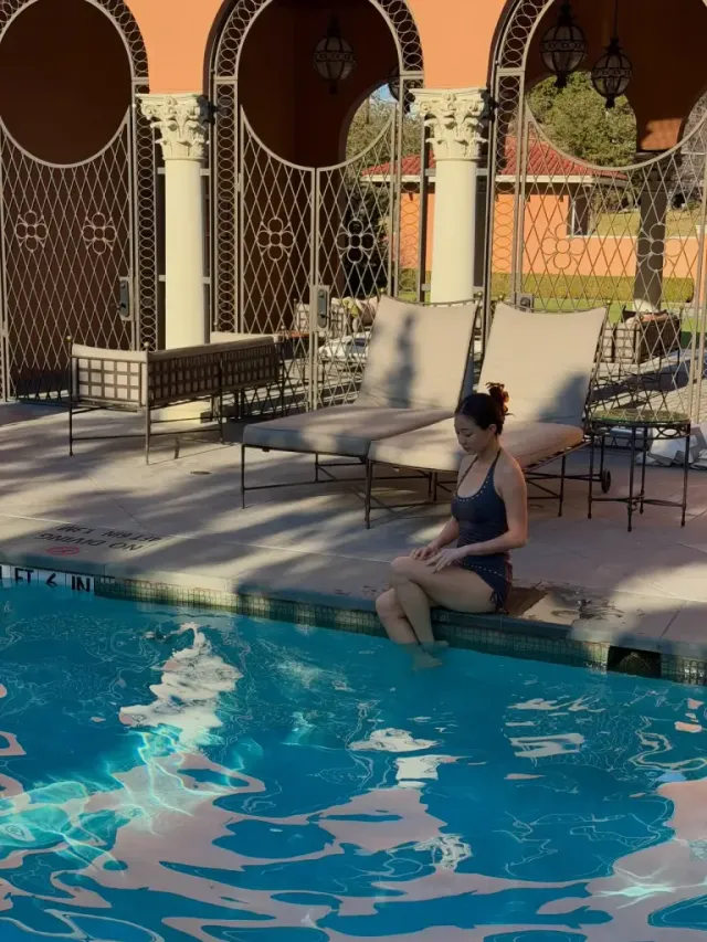 풀사이드 시크 | 미니멀한 홀터넥 스윔웨어로 완성한 우아한 휴양지 모먼트 /사진=지효 인스타그램