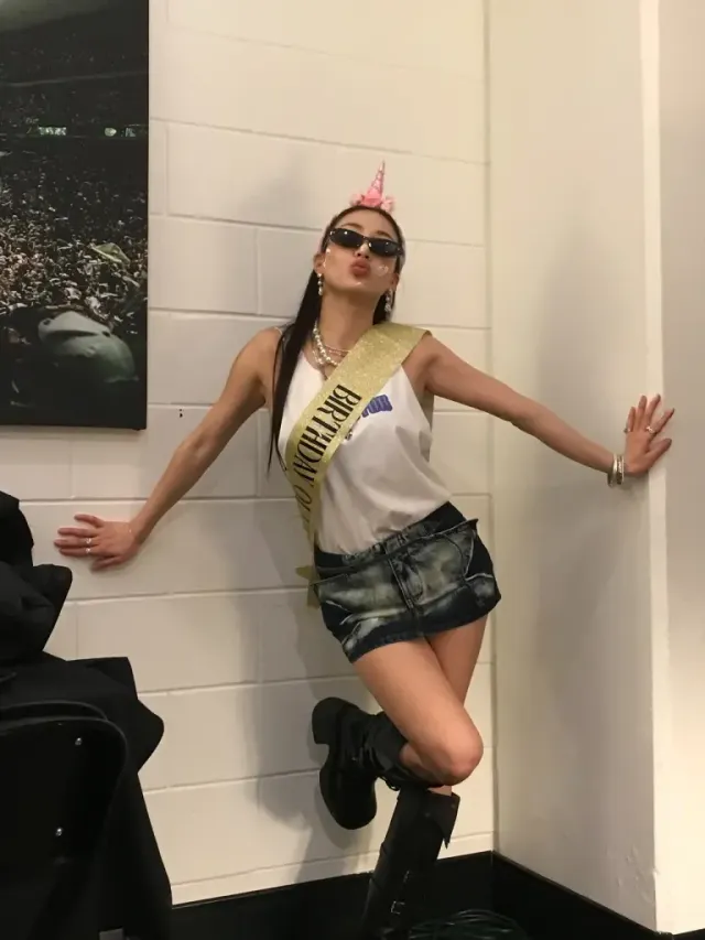 버스데이 퀸 | 유니콘 머리띠와 마이크로 미니 데님으로 완성한 장난기 가득한 생일 파티 룩 /사진=지효 인스타그램