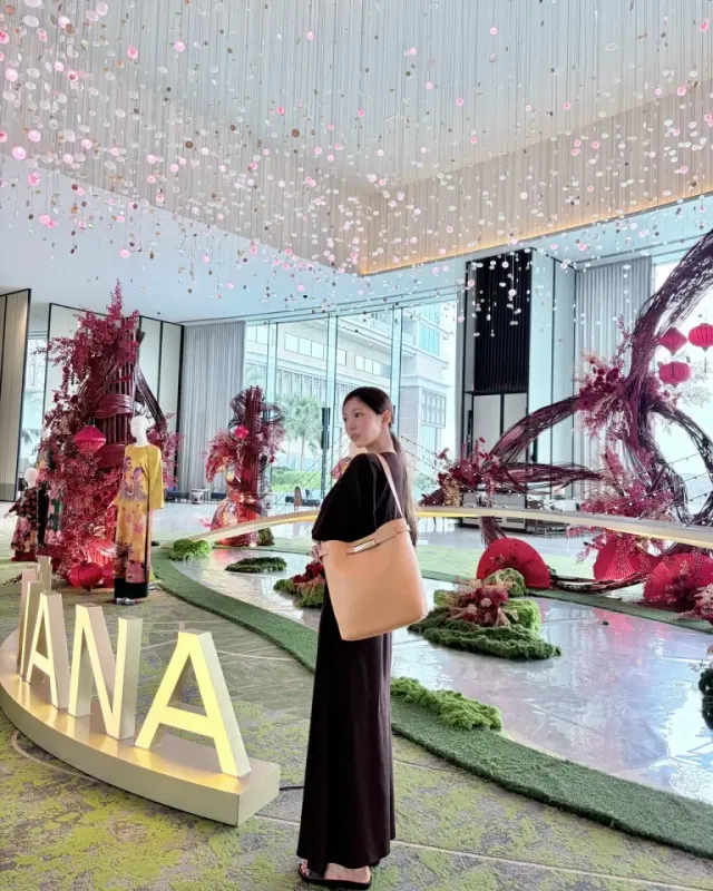 컷아웃 드레스 & 롱샴 백 | 화려한 로비에서도 죽지 않는 독보적인 아우라 /사진=채수빈 인스타그램