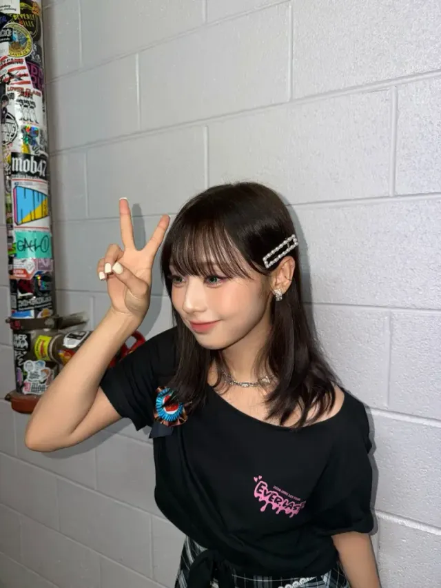 오프숄더 & 진주 핀 | 스포티한 티셔츠에 진주 포인트를 더해 완성한 반전의 러블리 룩 /사진=진현주 인스타그램